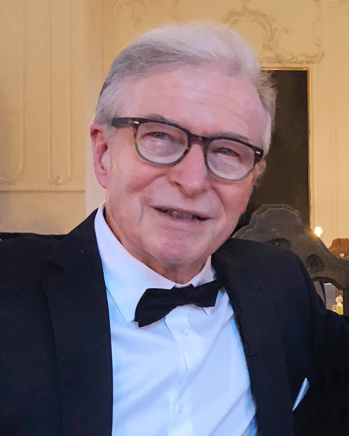 Porträt des M&A-Beraters Christoph Schmid im Anzug mit weissem Hemd bei einem Dinner